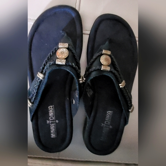 Minnetonka Sandals Sz 6 - Picture 1 of 4